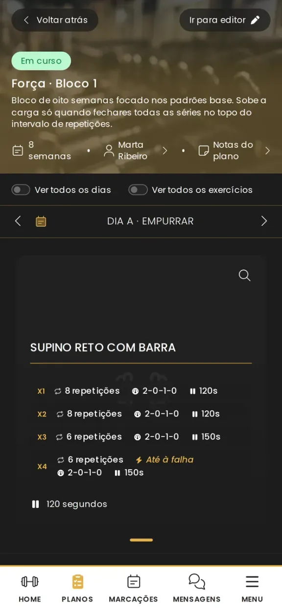 Plano de treino de uma cliente na app greatr, com os exercícios do dia, as séries, as repetições e o descanso.